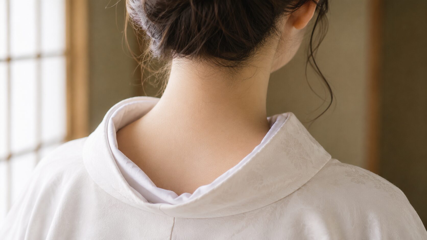 Back view of a nagajuban collar pulled back at the nape to reveal the neck in the traditional emon style for an elegant kimono neckline