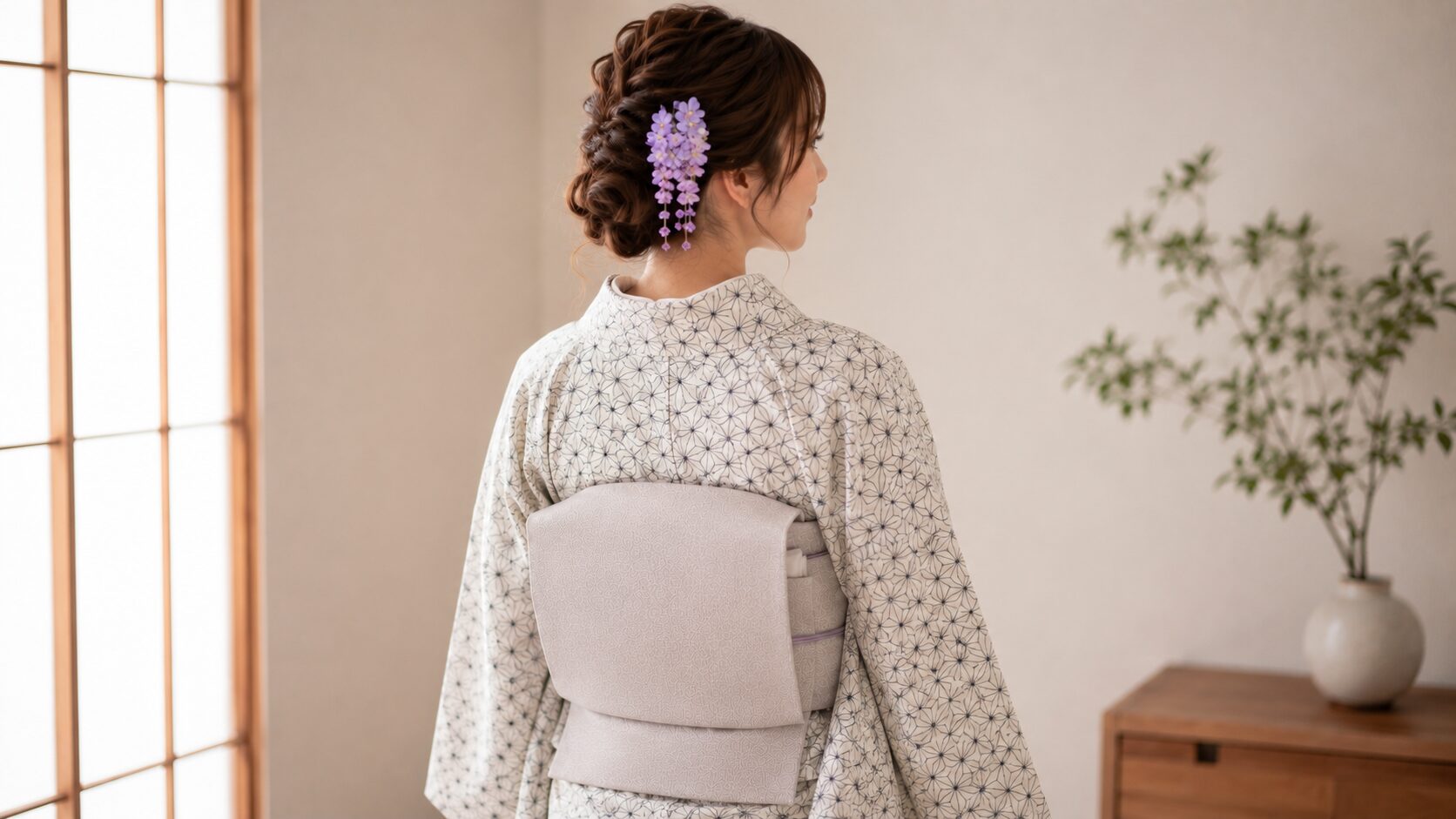 Back view of a komon kimono with asanoha pattern and a Nagoya obi in otaiko musubi
